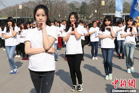 郭晶晶夫妇带娃看演出，全家冒雨合照，11岁长子好像霍英东